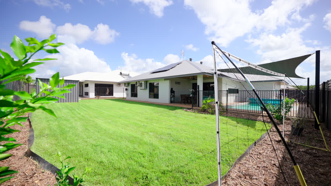 수영장 뒷마당에 축구 또는 축구 연습 네트가 있는 큰 디스플레이 홈 야외 지역