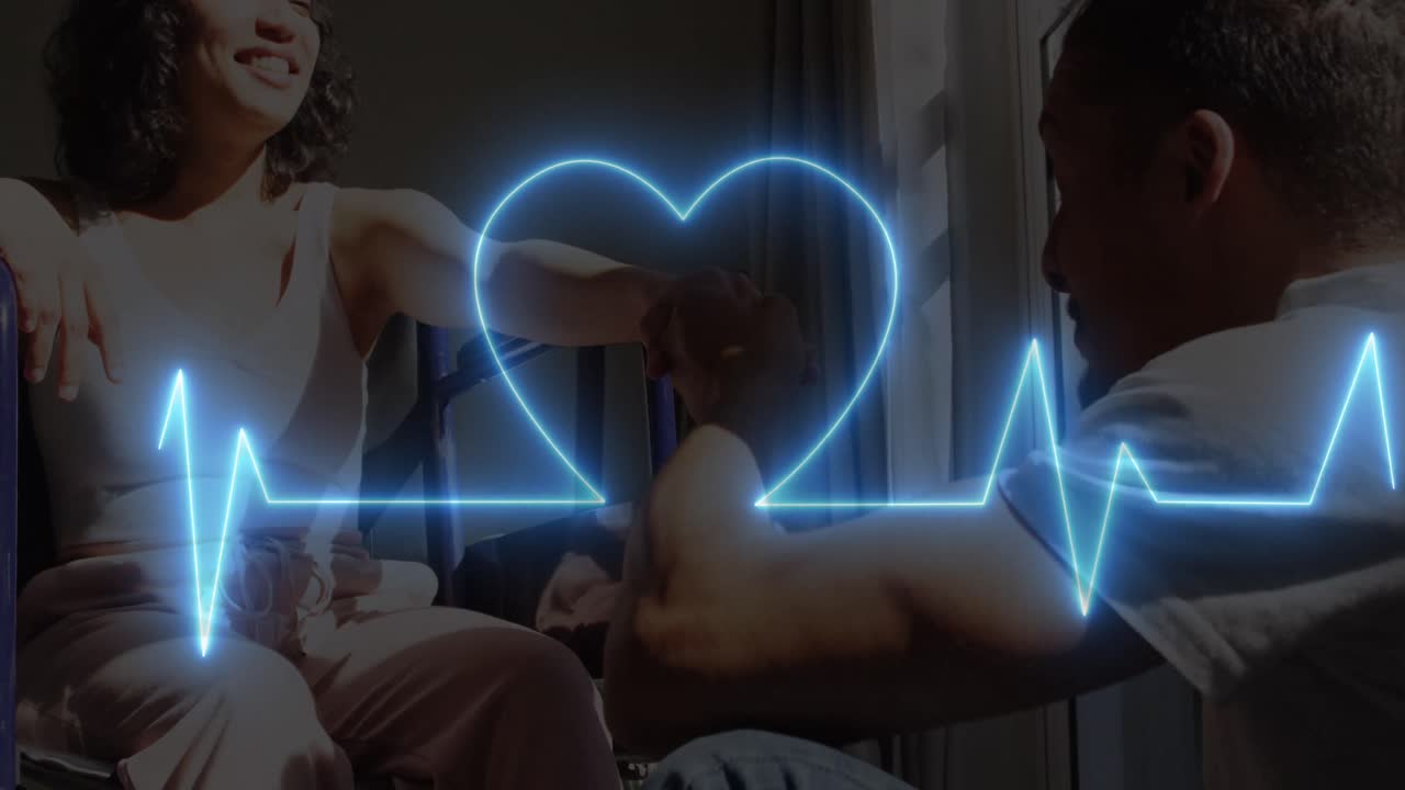 animación de ritmo cardíaco de neón y corazón sobre feliz pareja biracial, mujer en silla de ruedas