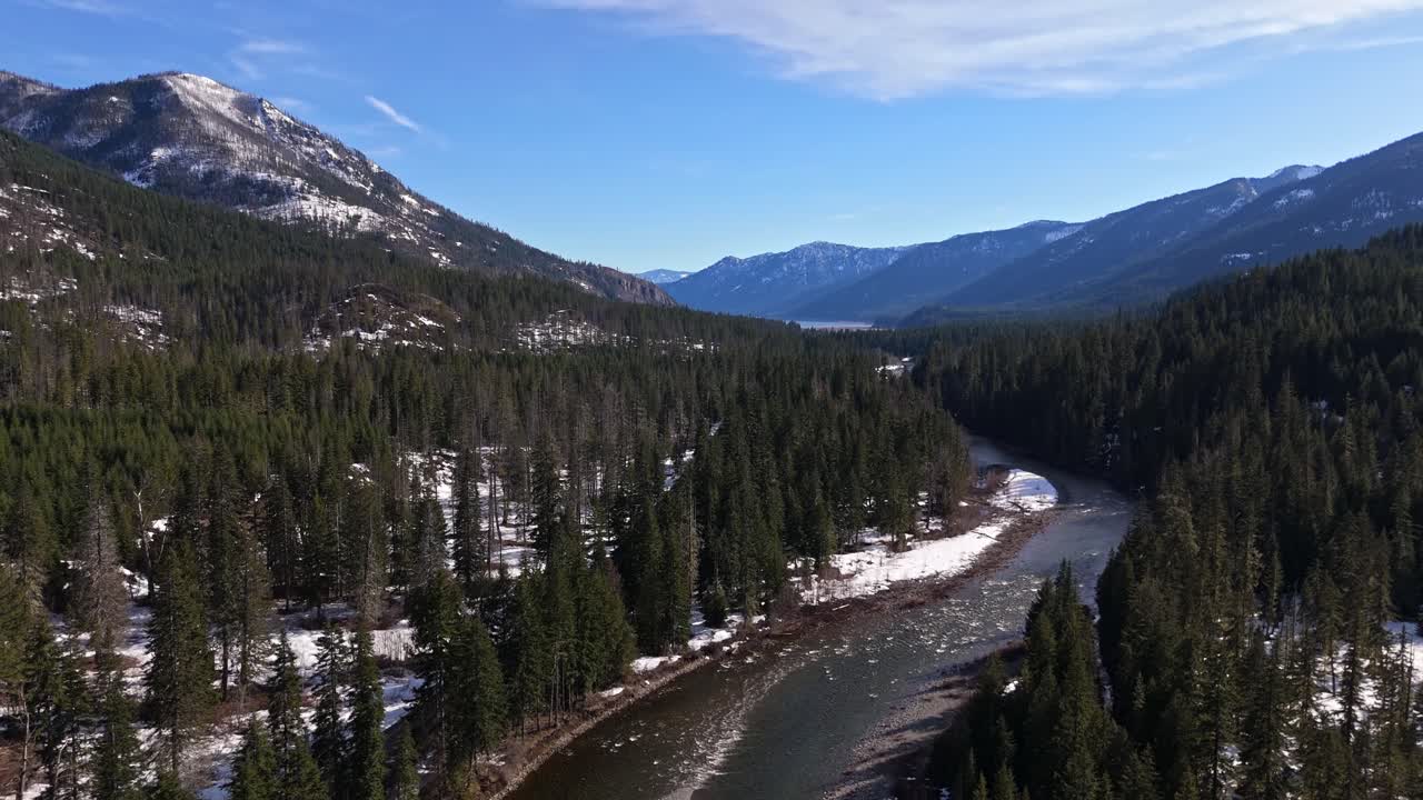 hermosa fotografía panorámica del río y el bosque con la cordillera nevada en el fondo en cle elum en un día despejado en el estado de washington