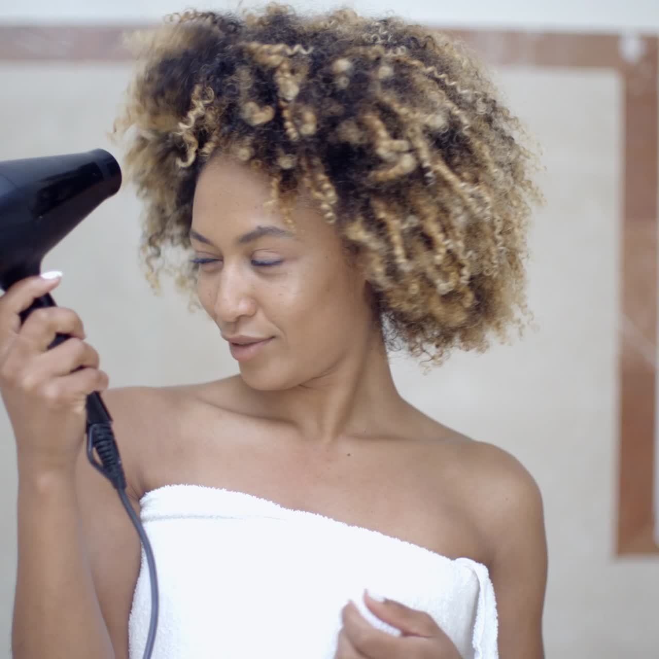Mujer Secándose el Cabello con Secador