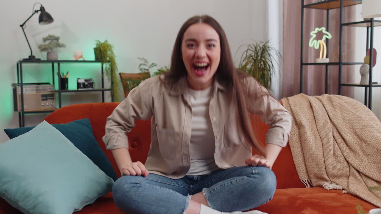 행복한 흥분한 젊은 여성 갑작스러운 승리로 놀란 좋은 승리 소식 축하 와우 반응