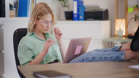 Pensive-Woman-Looking-for-Inspiration-While-Working