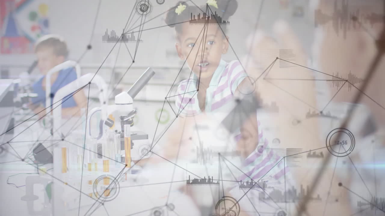 estudiando en el aula con microscopio, niños con animación de red de datos científicos