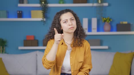 la joven está advirtiendo mirando a la cámara.