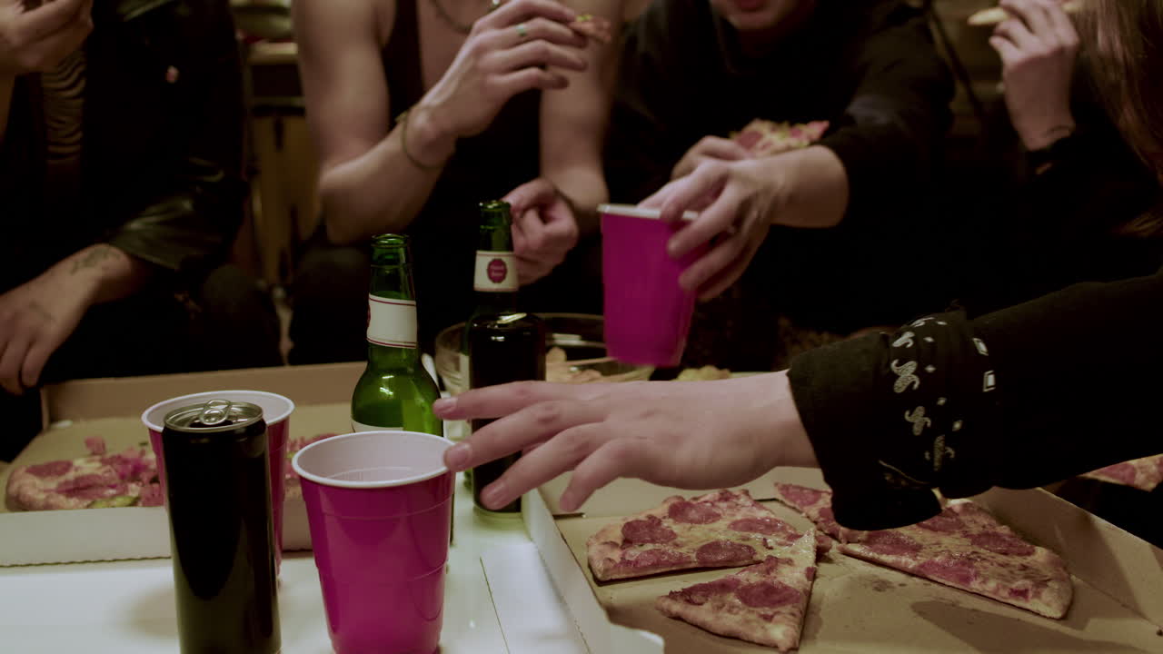 피자를 먹는 사람들