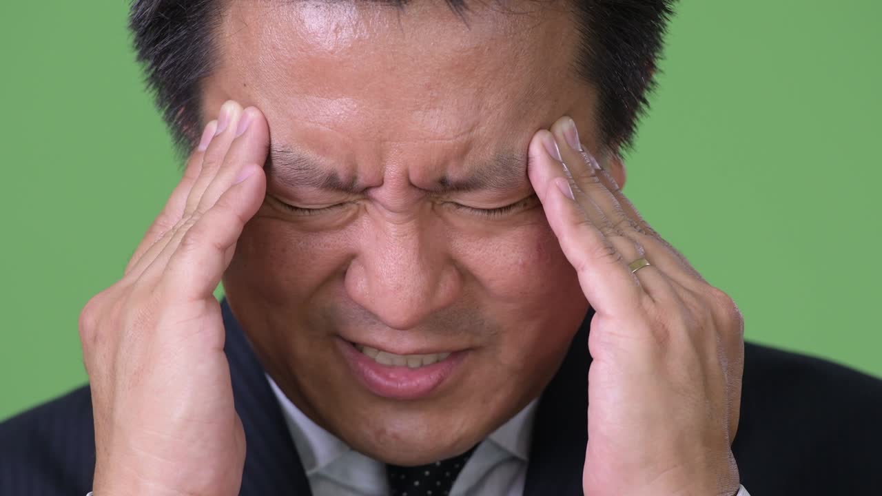 녹색 배경에 성숙한 일본 사업가