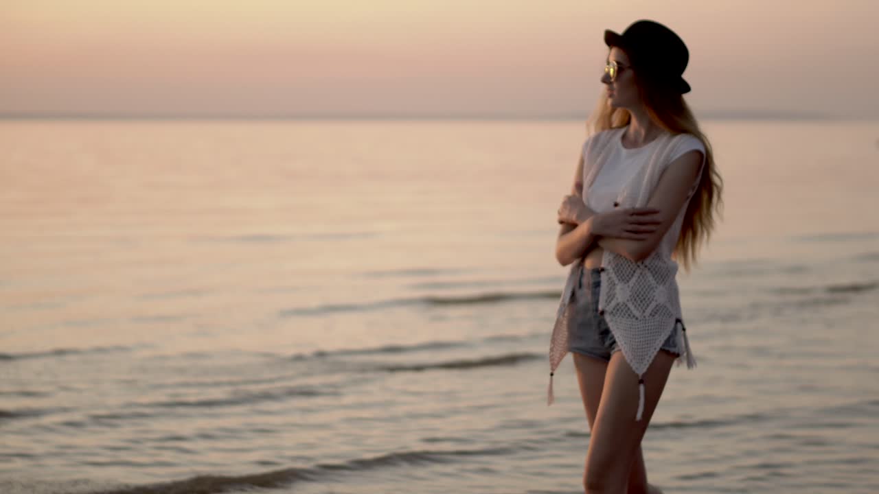 해가 지는 해변에 있는 여자