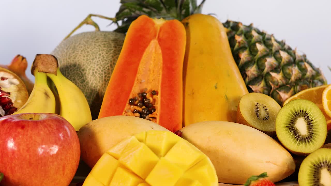 frutas variadas expuestas en un arreglo vibrante