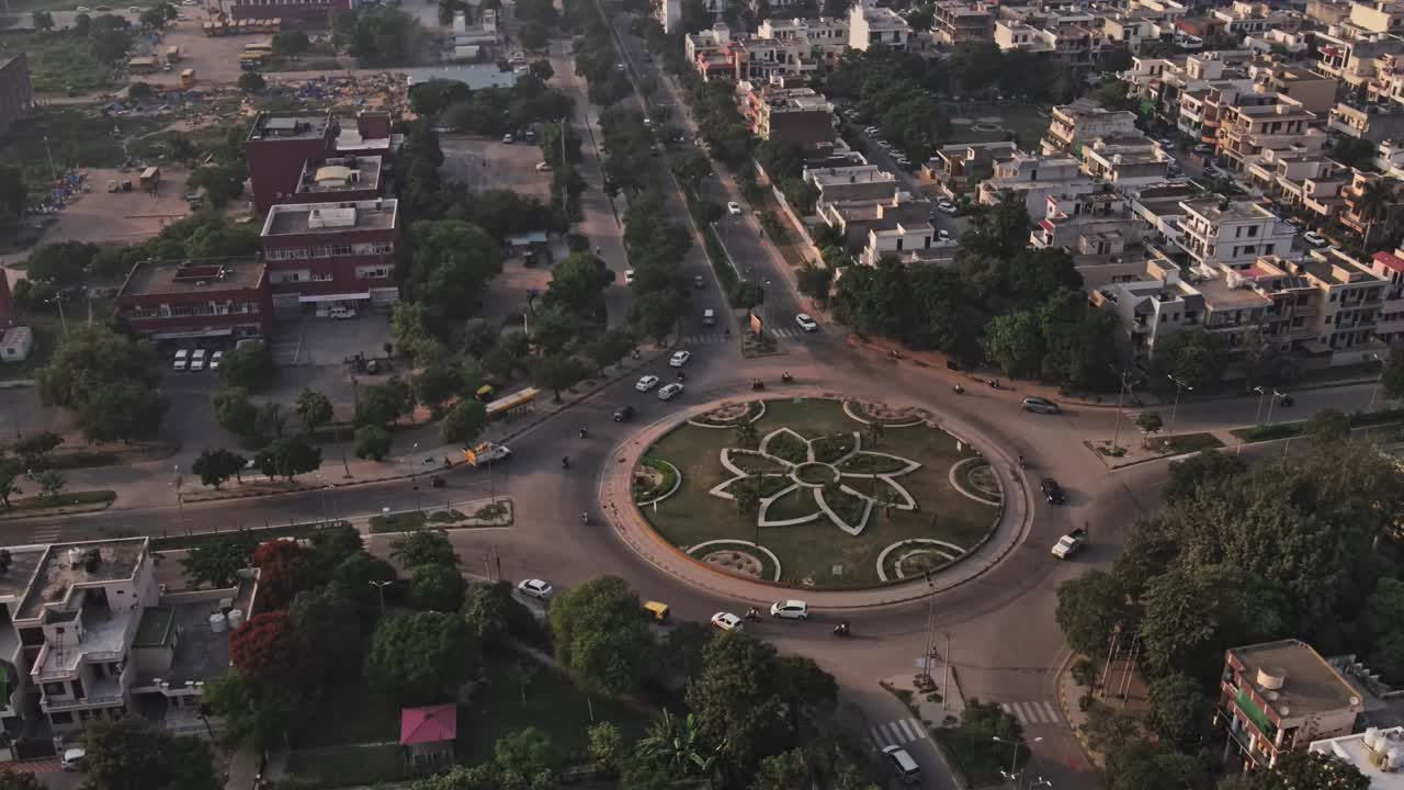 vista aérea de la ciudad planeada de panchkula, haryana, india. vista de un avión no tripulado de un paisaje urbano indio planeado en un día soleado.