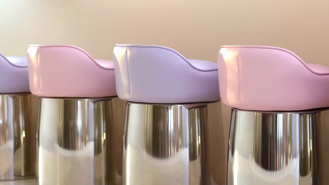 Una fila pulita di sgabelli da bar contemporanei con sedili rosa tenue e lavanda e basi cromate si staglia su uno sfondo beige caldo, illuminati uniformemente in un ambiente minimalista