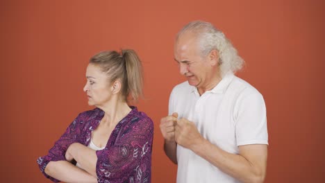 una pareja enojada la una con la otra.