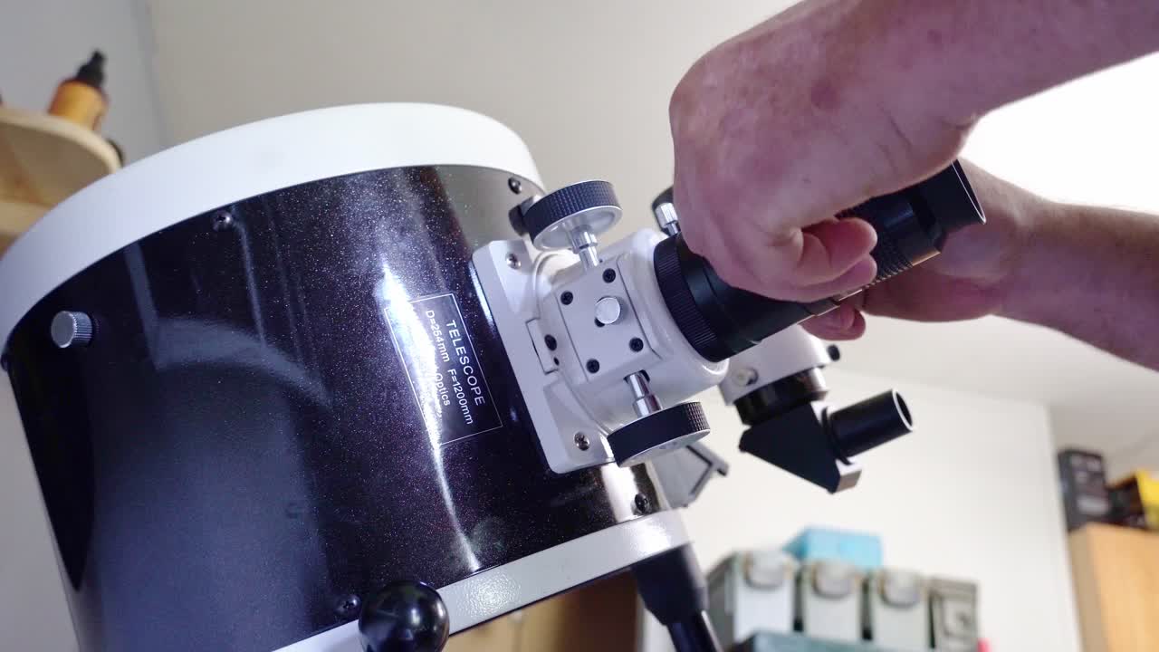 ajuste del mecanismo de enfoque del telescopio en el telescopio dobsoniano