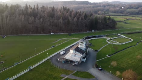 Vista-Aérea-De-La-Pista-En-El-Hipódromo-De-Cartmel-En-Cumbria-Inglaterra