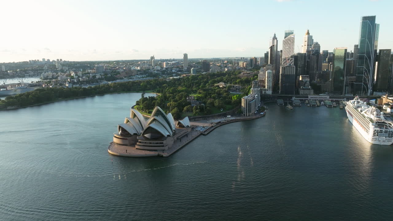 시드니 오페라 하우스와 크루즈는 호주 시드니 서큘러 키의 터미널에 정박했습니다.