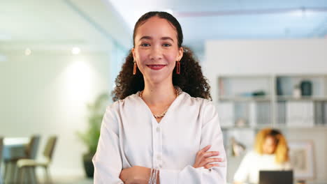mujer corporativa y retrato de líder con sonrisa