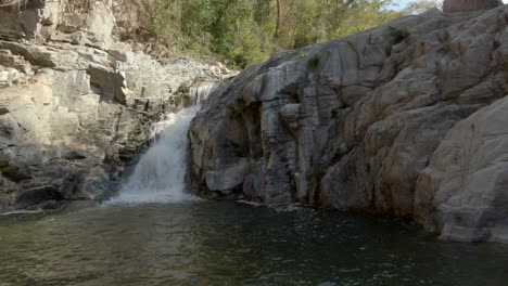 vista panorámica de una pequeña cascada en la caminata de montaña de yelapa cerca de cabo corrientes, jalisco, méxico