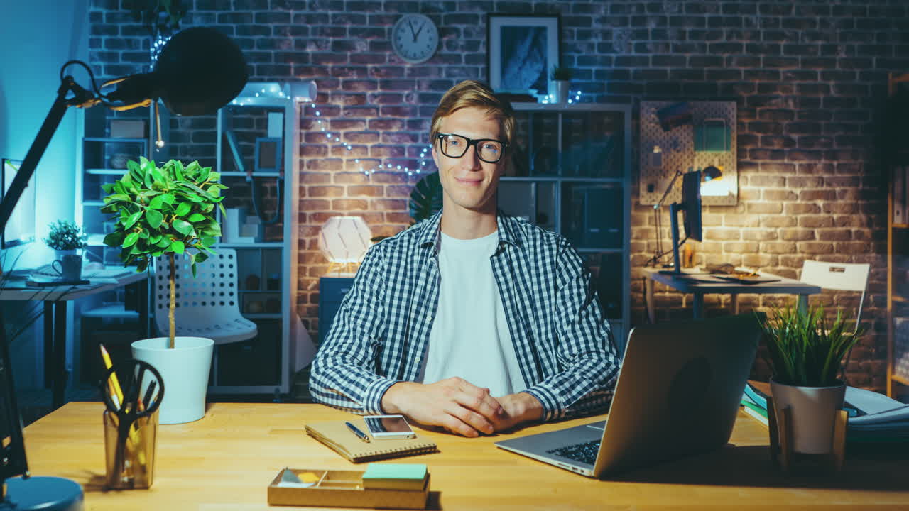 사무실에서 늦은 밤까지 일하는 남자