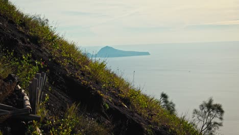 Vista-Del-Paisaje-Marino-Desde-Las-Laderas-Del-Vesubio,-Italia