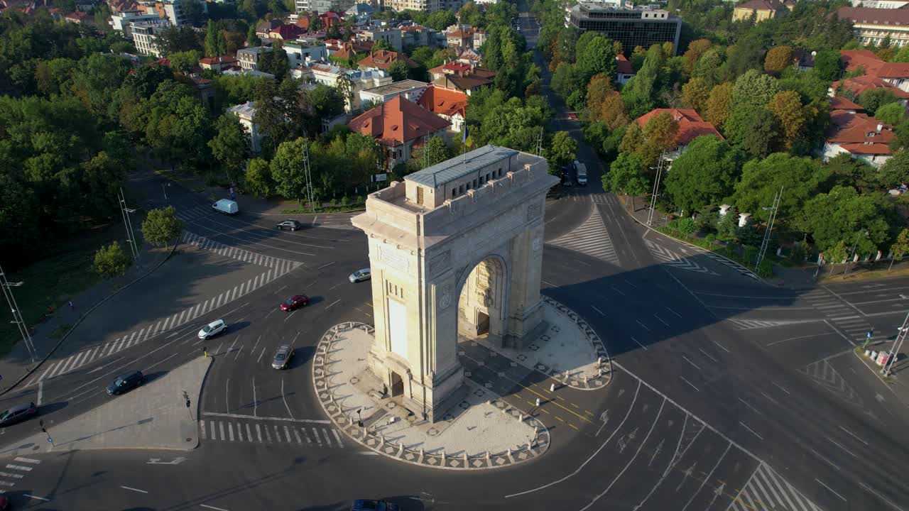 vista desde arriba sobre el arco del triunfo en bucarest, rumania, con coches circulando en la rotonda