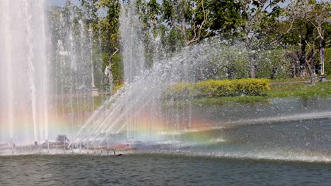 fuente colorida en un parque