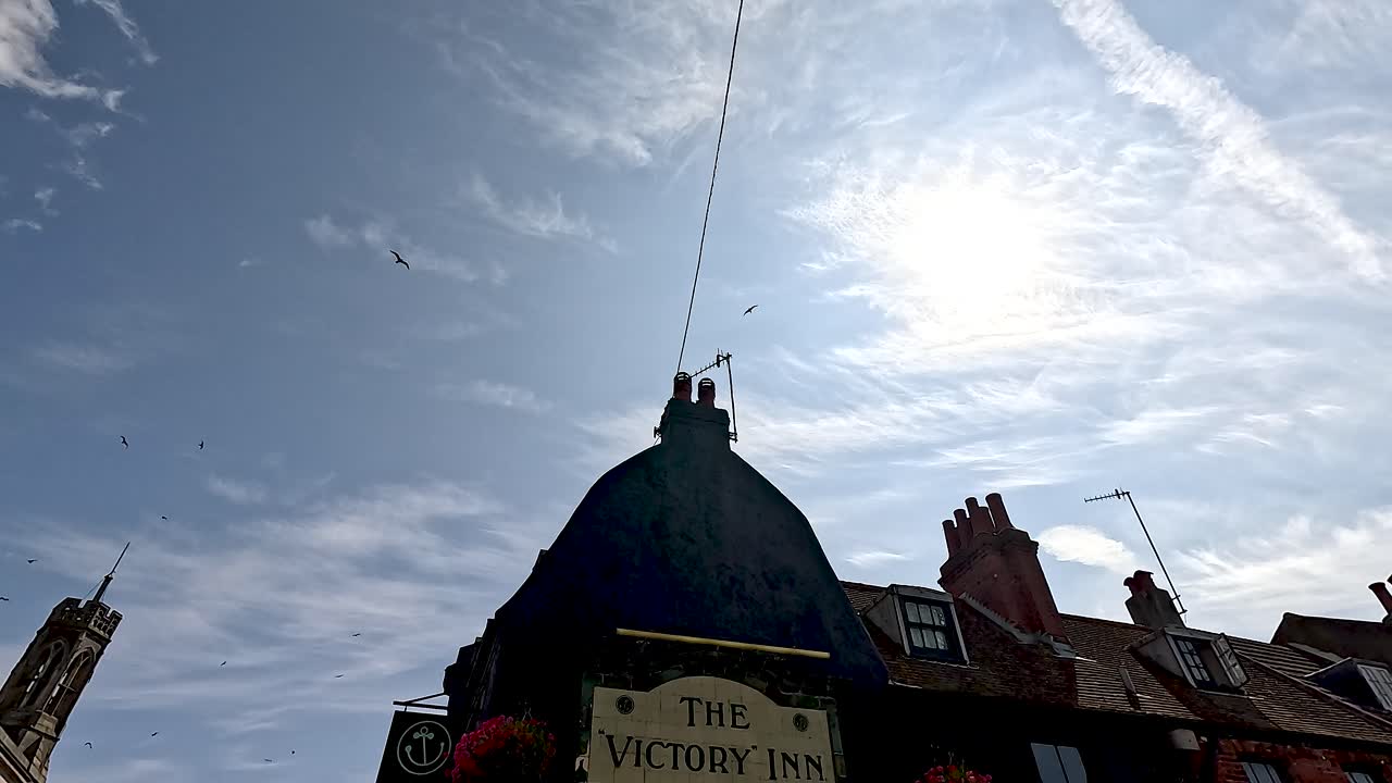 브라이튼의 역사적인 술집 위의 밝은 하늘