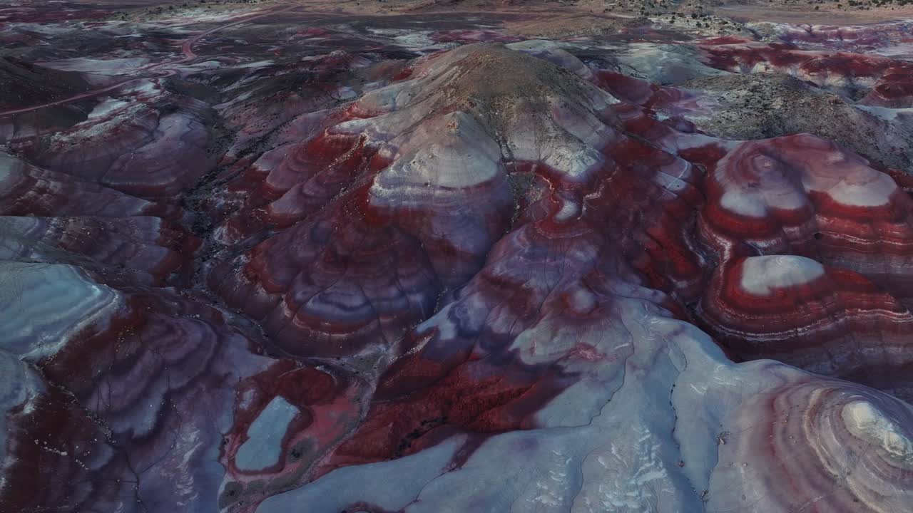 은 줄무 벤토나이트 언덕의 공중 드론 뷰, 유타의 사막 풍경