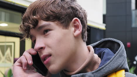 adolescente en una llamada telefónica