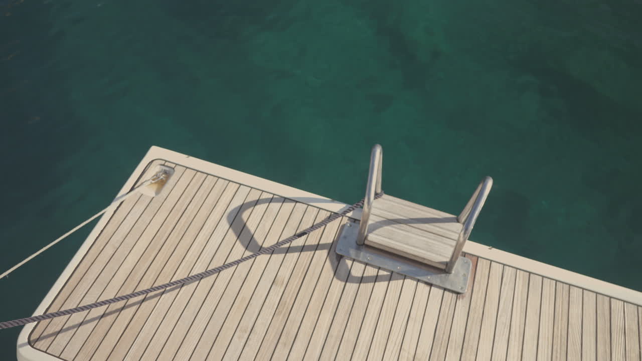 Blick von einer Yacht auf See in Lefkada, Griechenland