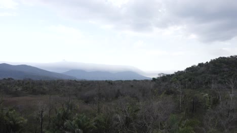 Verbranntes-Pantanal-Nach-Feuer-Mit-Einer-Bergkette-Im-Hintergrund---Drohnenfliegen