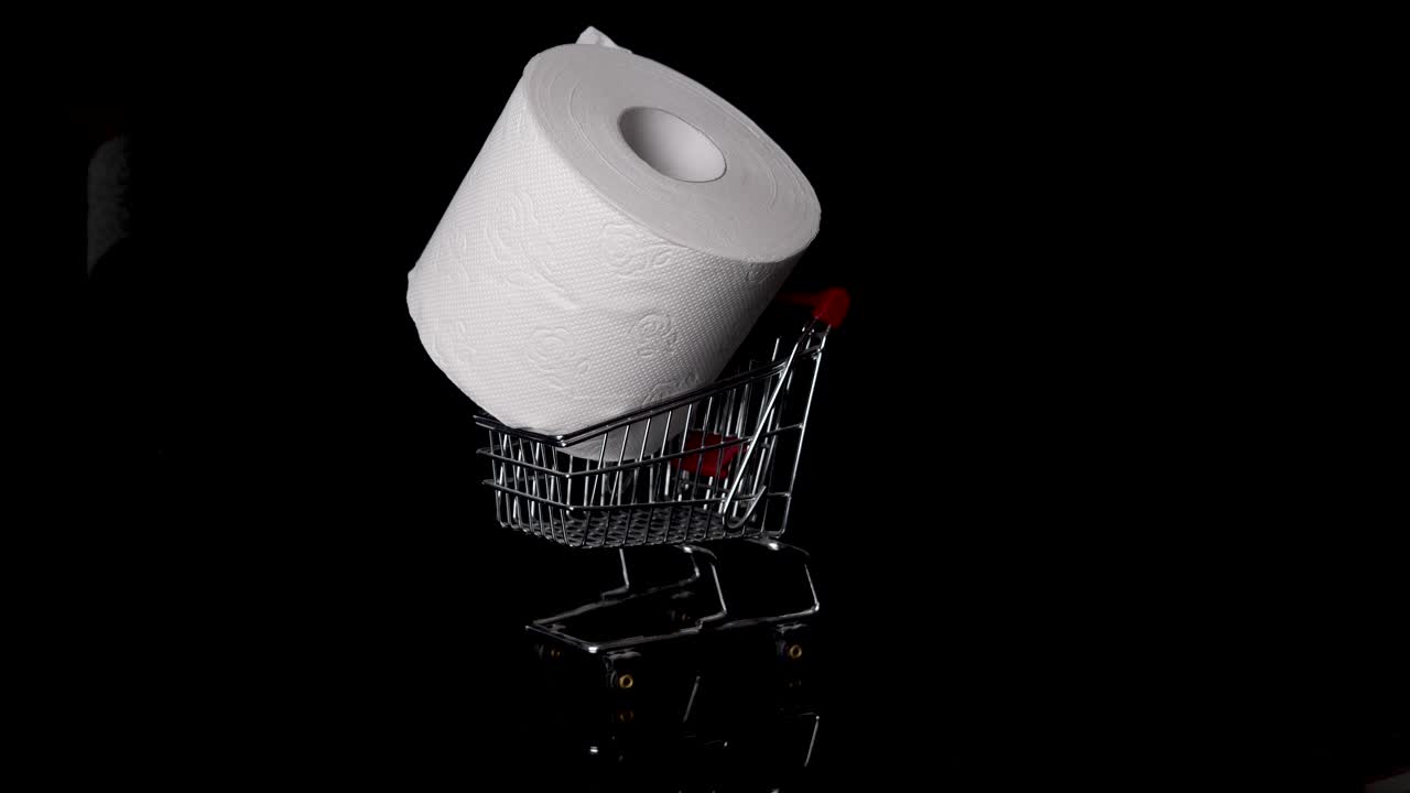el rollo de papel higiénico se coloca simbólicamente en un pequeño carrito de compras