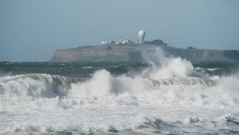 Olas-Rompiendo-En-Half-Moon-Bay,-California-Con-Mavericks-Surf-Break-En-El-Fondo