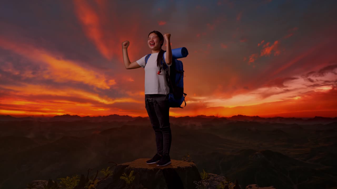 mujer excursionista en la cumbre de la montaña al amanecer