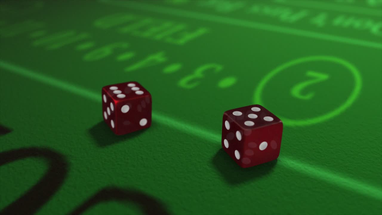 un par de dados arrojados a una mesa de dados o de dados con brillantes máquinas de póquer en un fondo de casino - lanzamientos de dados - lanzamiento de dados rojos translúcidos de cinco y seis - once