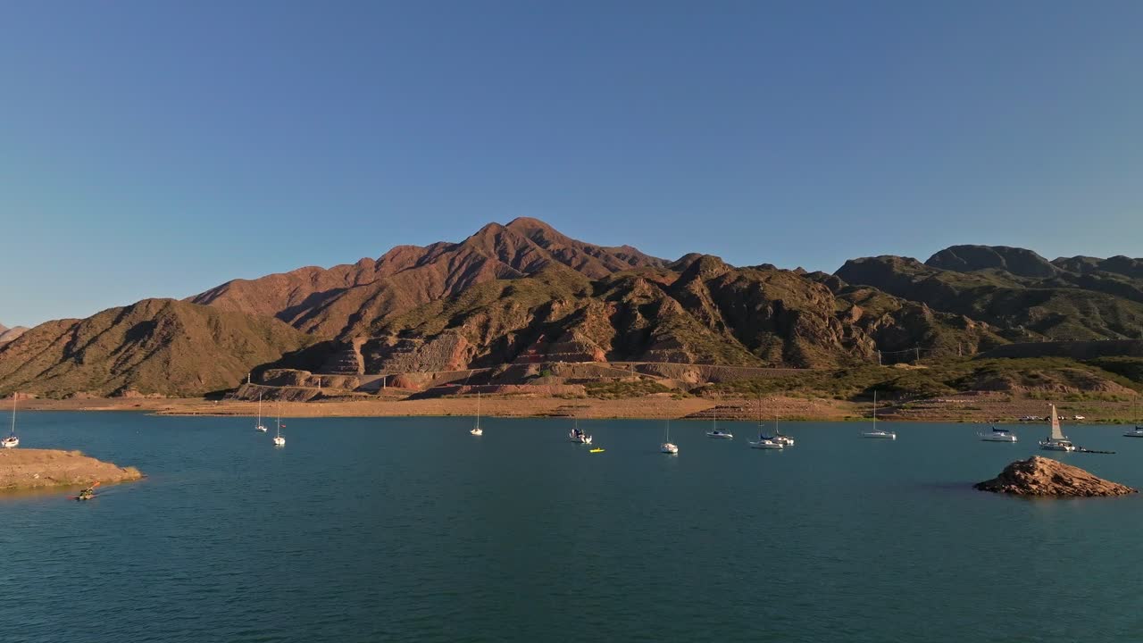 아르헨티나 멘도사에 정박한 요트 그룹을 향해 낮은 공중 돌리 샷