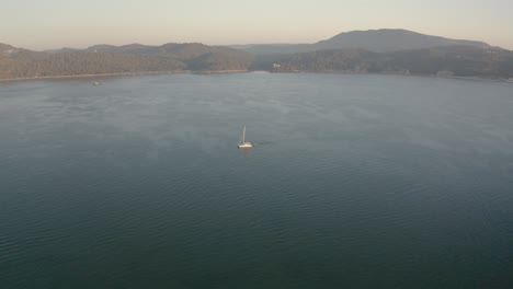 Vista-Aérea-Del-Barco-De-Recreo-En-El-Río-Sado,-Troia,-Portugal