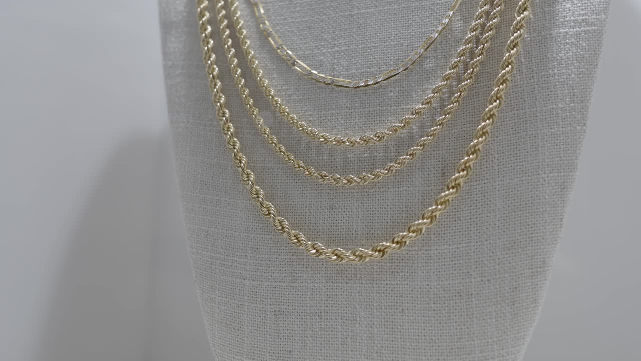 다양한 크기의 금 로프 체인 목걸이의 클로즈업
