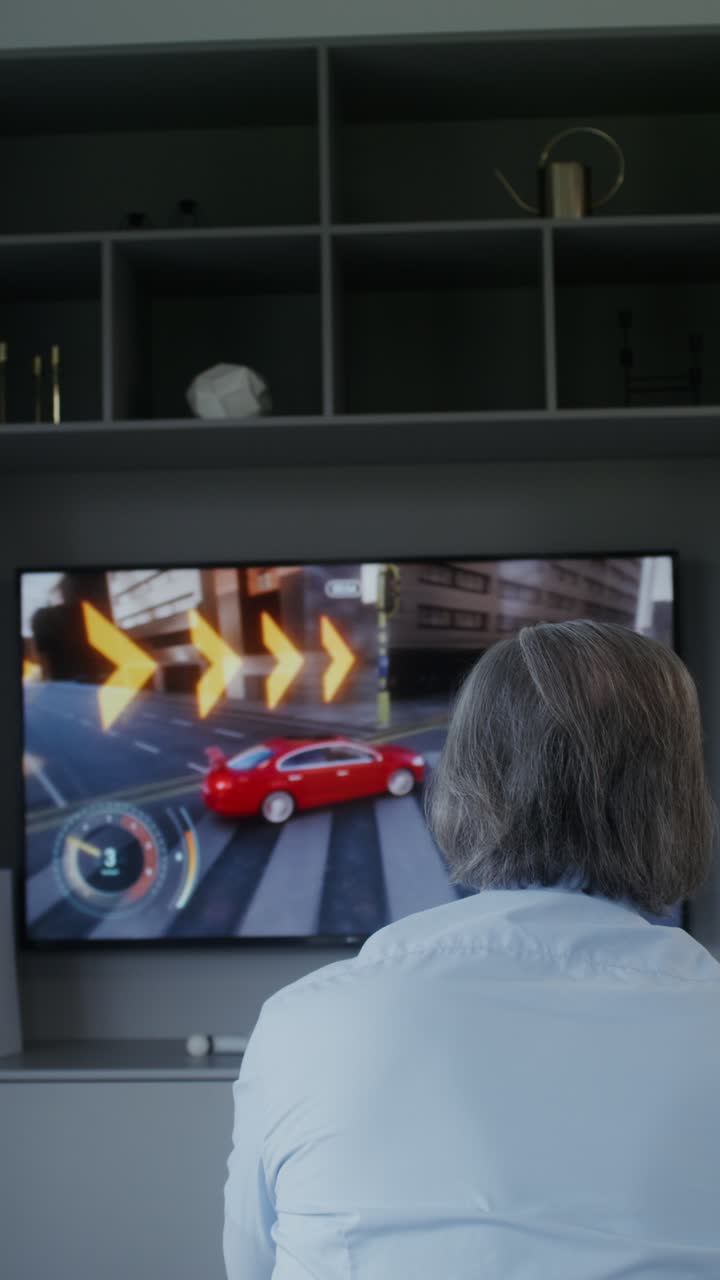 Persona che gioca a un videogioco in televisione