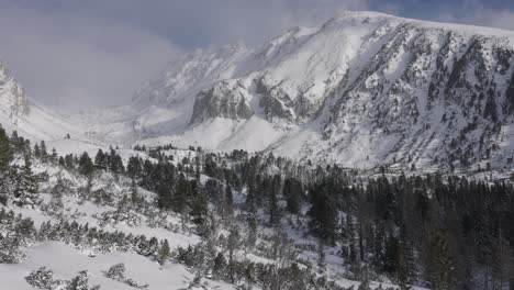 斯洛伐克塔特拉山脉的冬季雪景