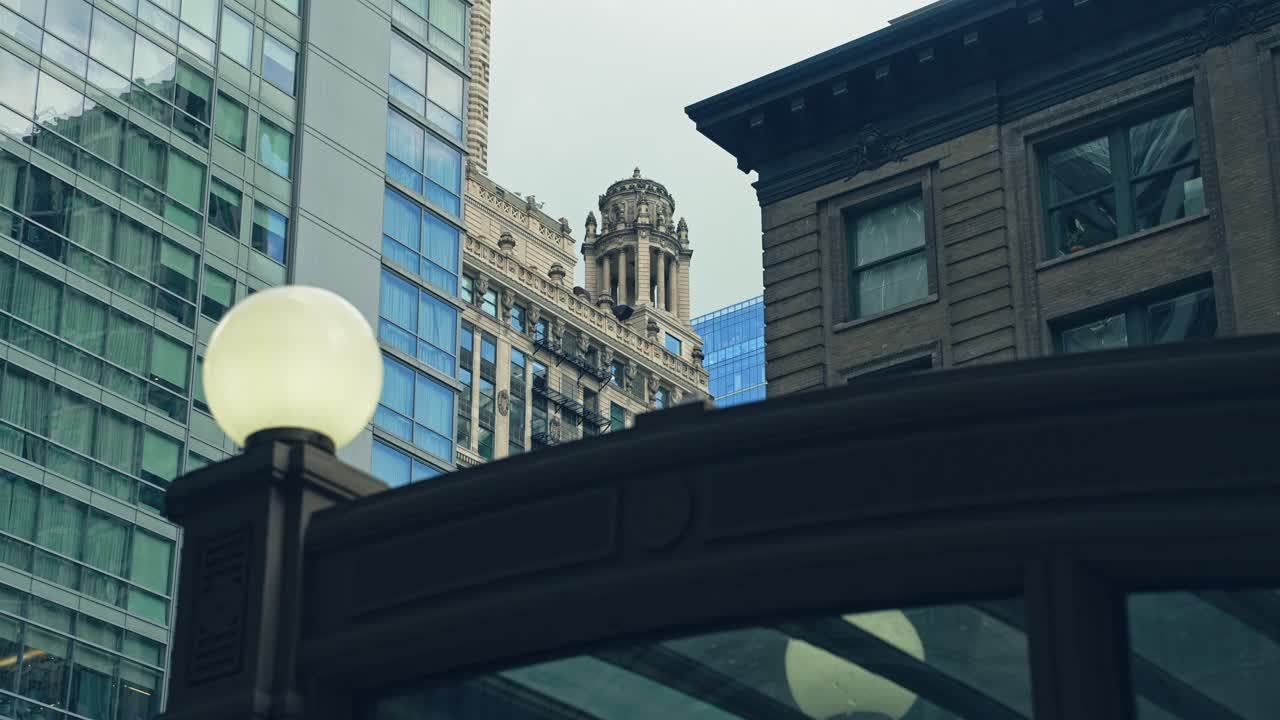 현대 유리 마천루의 반사에 의해 프레임 된 역사적인 화려한 건물의 상세한