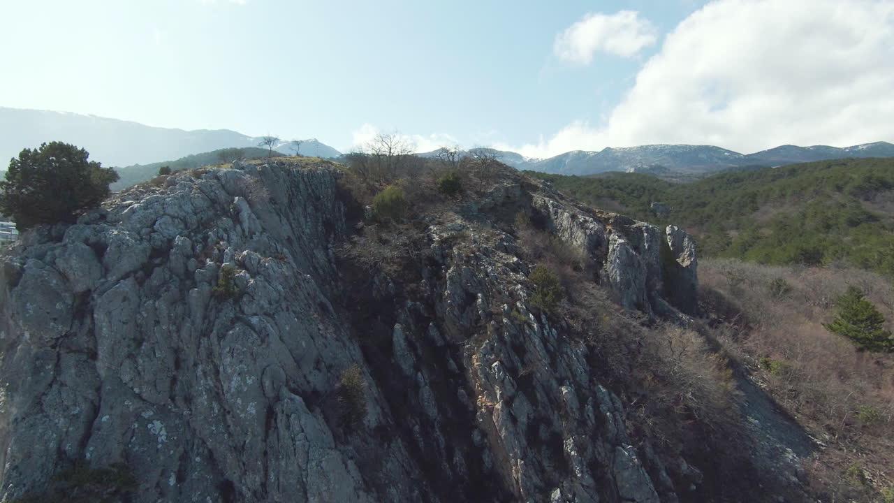 paisaje de montaña rocosa con bosque