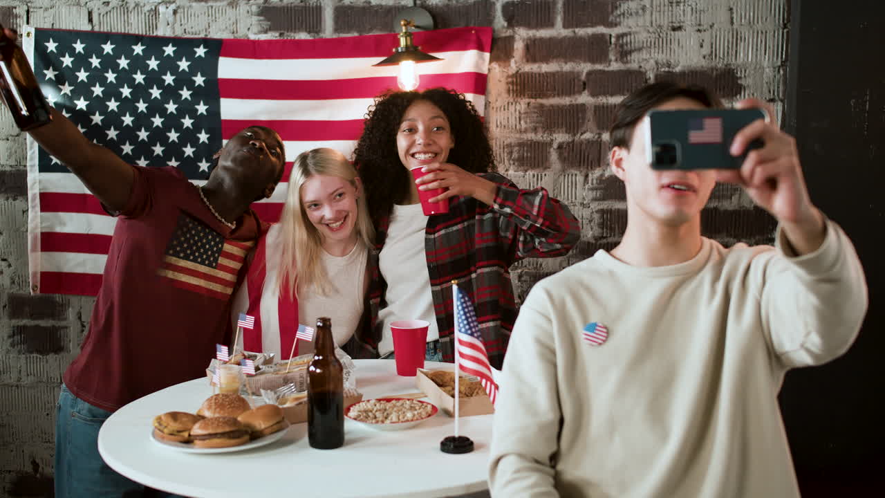 7월 4일을 축하하는 친구들