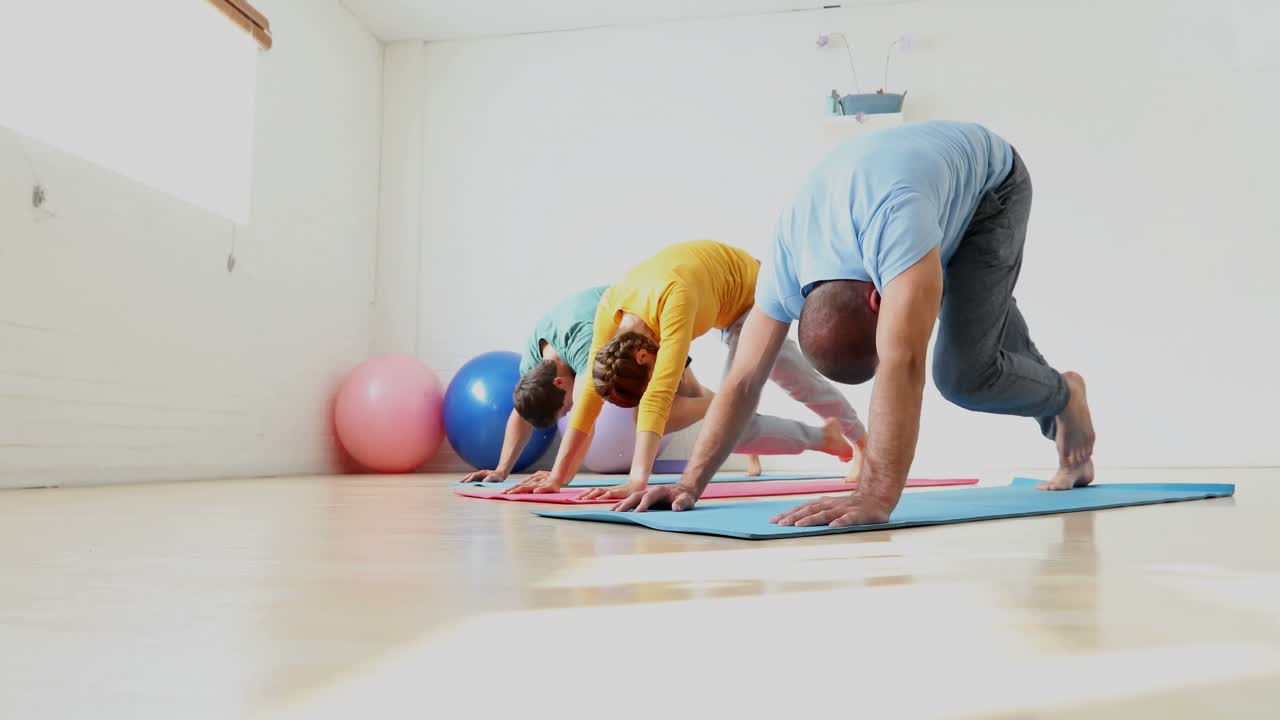 hombres y mujeres haciendo ejercicio en el tapete 4k