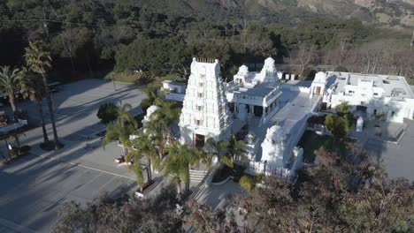 templo hindú en las montañas malibu en california - órbita aérea