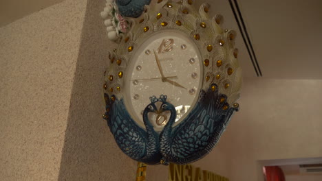 reloj de pavo real en un restaurante indio
