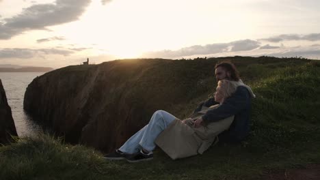 Paar-Bewundert-Das-Meer-Und-Den-Sonnenuntergangshimmel