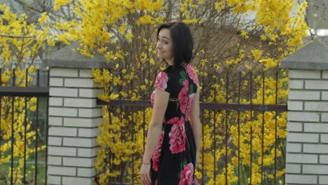 Atractiva-Mujer-Joven-Con-Un-Vestido-Con-Flores-Bailando.-Linda-Chica