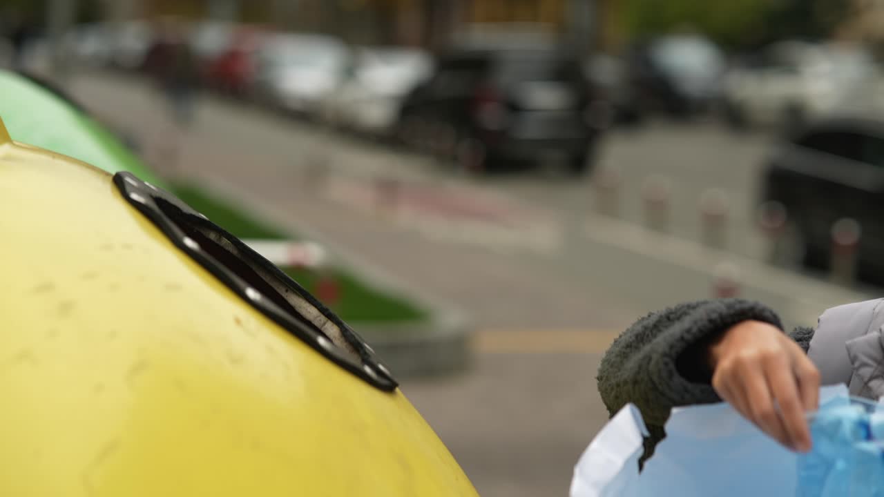 공공 재활용통에서 플라스틱 병을 재활용하는 것