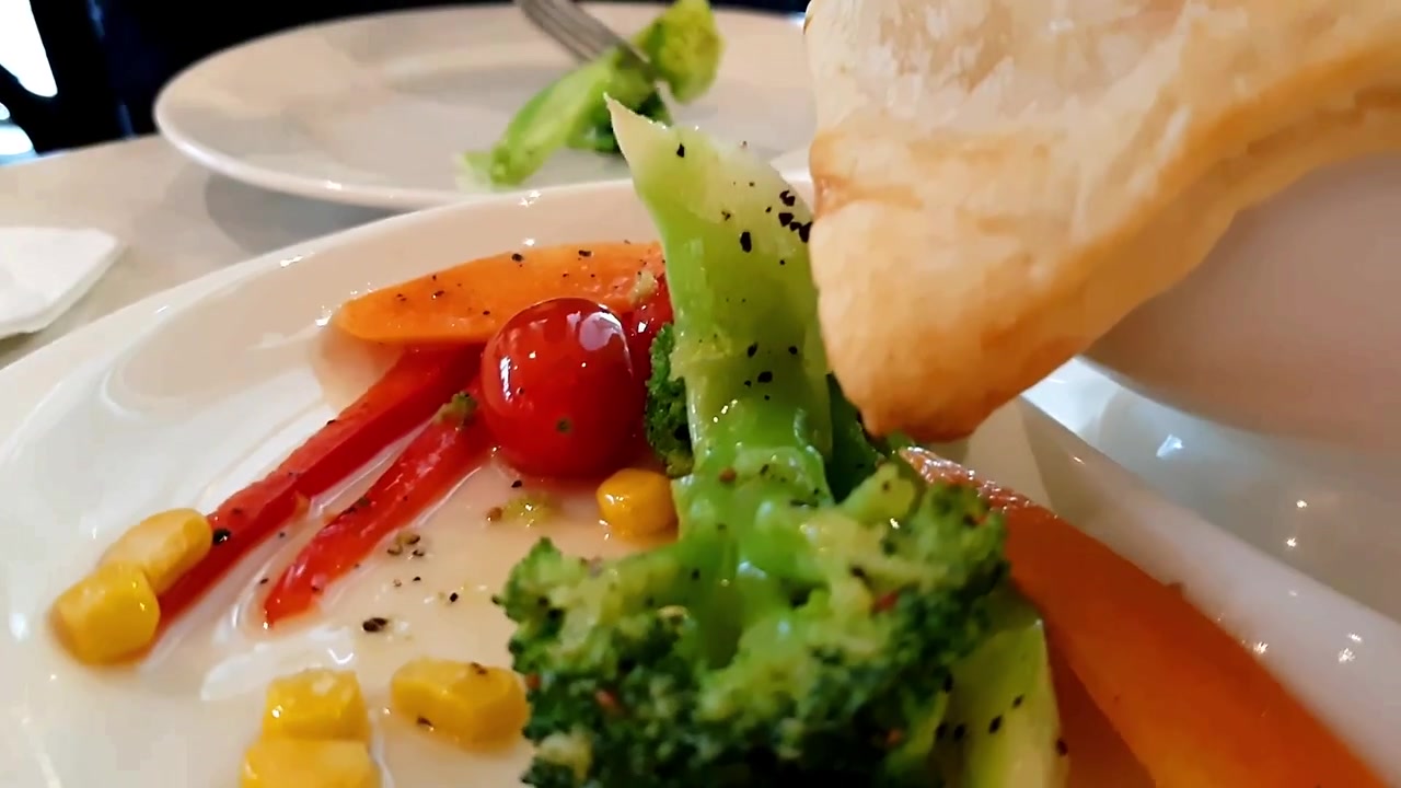 Comiendo brócoli con un tenedor.
