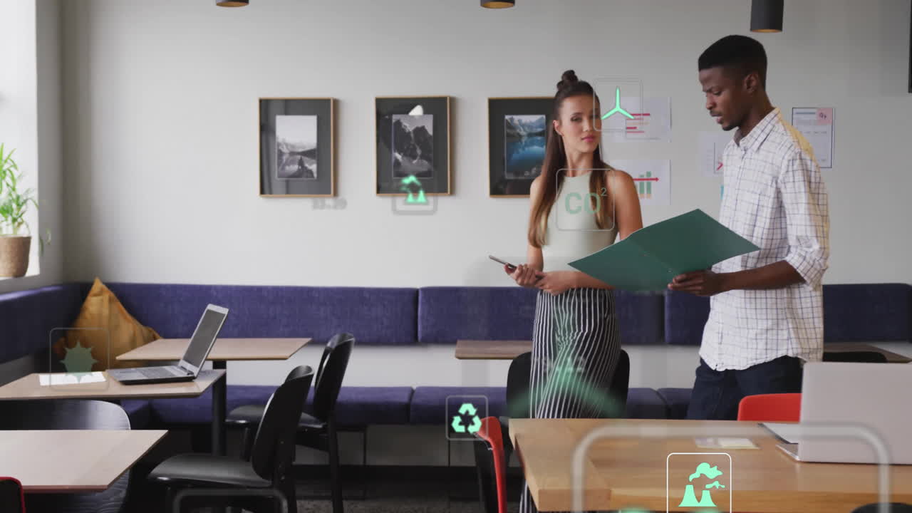 animación de iconos ecológicos y procesamiento de datos sobre diversas personas de negocios en la oficina