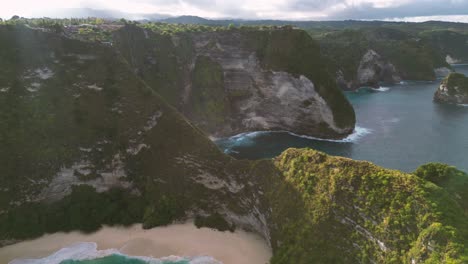 Schöne-Drohnenaufnahme-Der-Klippe-Von-Cap-De-T-Rex-Am-Morgen-Mit-Der-Sonne,-Die-In-Der-Klippe-Scheint,-Nusa-Penida-–-Indonesien